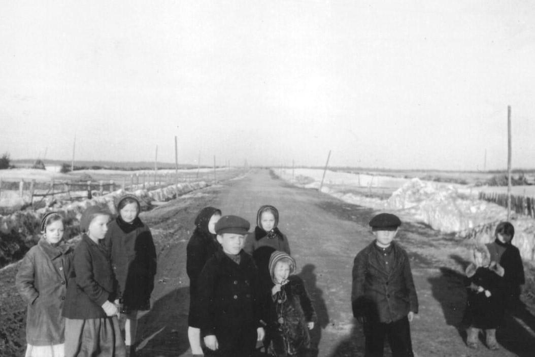 Lapsia tiellä Spankkovassa Inkerissä vuonna 1943. Stalinin vainoista selvinneet inkeriläiset siirrettiin alueelta Suomeen. Kun sota päättyi he eivät enää päässeet koteihinsa, vaan heidät sijoitettiin sisämaahan, venäjänkielisille paikkakunnille. Kuva: Juhani Jääskeläinen